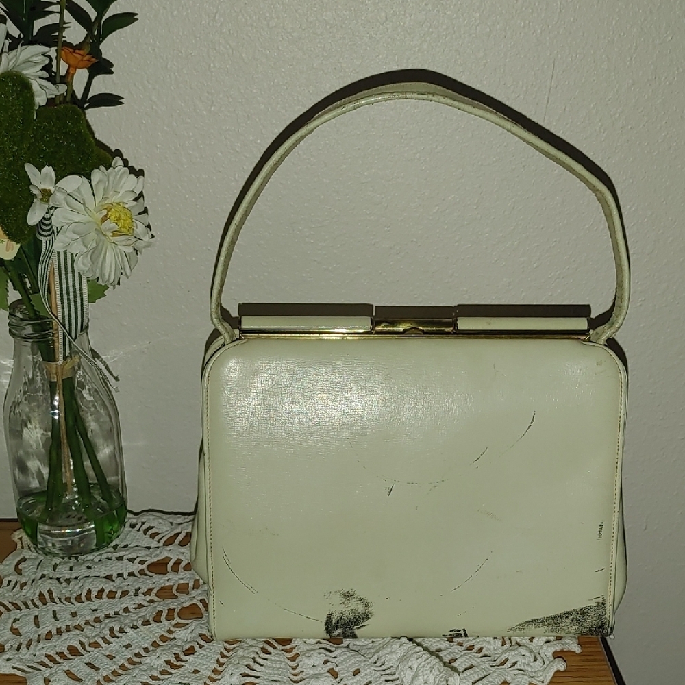 Vintage Chic Cream Shoulder Bag